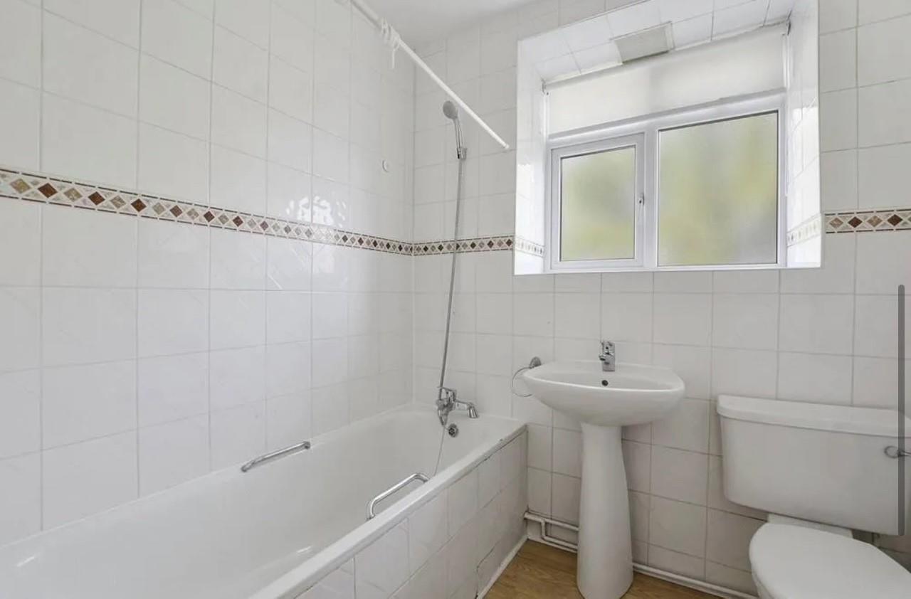 2 bed property in East End Road, London